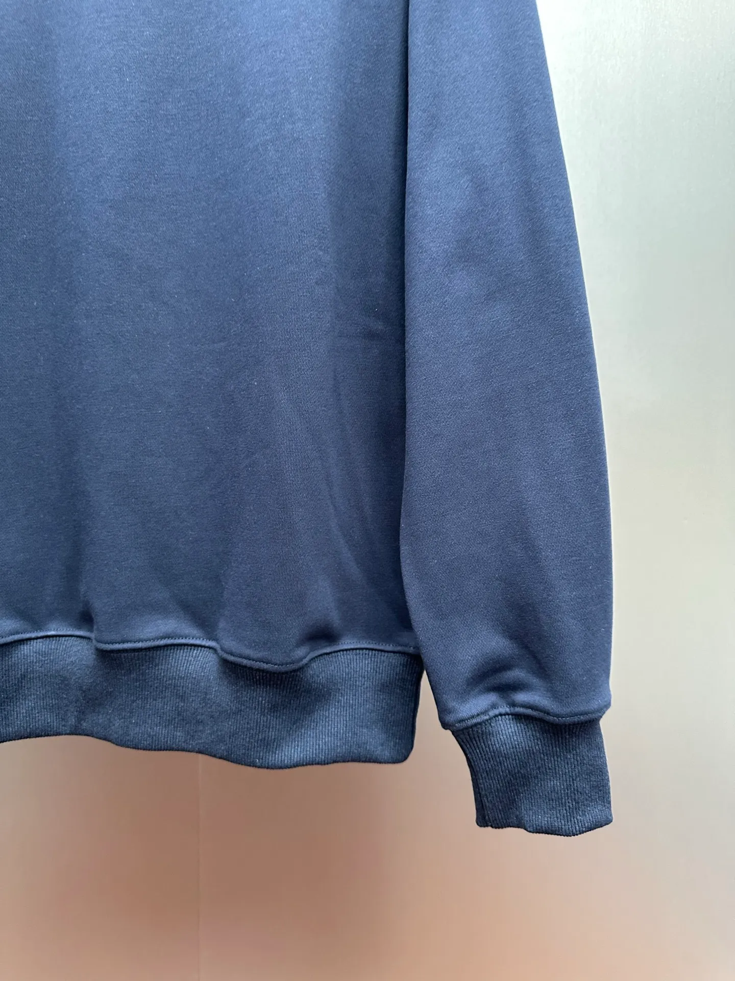 P240 Ralph Lauren/Ralph Lauren classic pony logo jersey long-sleeved sweatshirt. Loose and lazy casual style design. The solid color base is simple and versatile, making it easy to control various styles. ‌The coat fabric is made of 60% cotton➕40% polyester, which not only retains the softness, comfort and breathability of cotton, but also adds the wear resistance and wrinkle resistance of polyester fiber, making the clothes more durable and easy to care for. Even in slightly cooler weather, you won't feel stuffy when wearing it. This kind of fabric has a natural crisp feel and is not easy to pill or deform. The large logo embroidery on the chest is full of color, full of three-dimensionality and lifelike. Designed in the same style for men and women, it is suitable for couples or family wear. It is both practical and beautiful. It is an indispensable and practical item in the wardrobe! Ralph Lauren's age-reducing items add a bit of liveliness and interest to the entire sweatshirt. There is no pressure to dress, regardless of age or gender. Complete accessories!  Color: Navy Size: S-xL